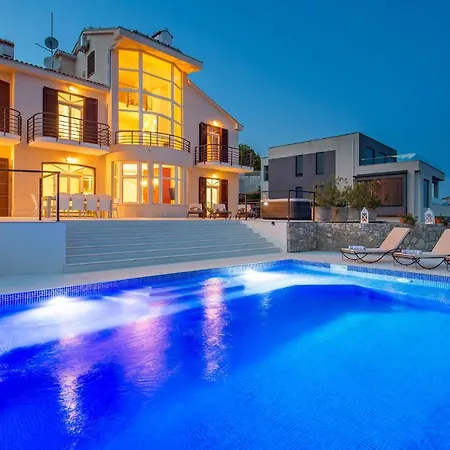 Casa vacanze Nice In Matulji With 5 Bedrooms, Wifi And Outdoor Swimming Pool Abbazia