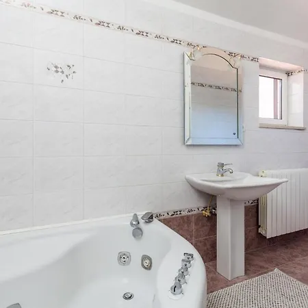 Nice In Matulji With 5 Bedrooms, Wifi And Outdoor Swimming Pool Casa vacanze