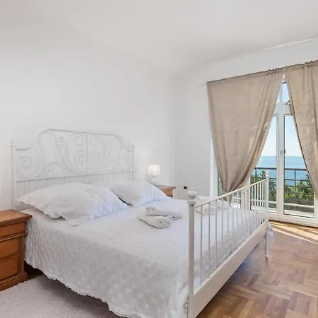 Casa vacanze Nice In Matulji With 5 Bedrooms, Wifi And Outdoor Swimming Pool *