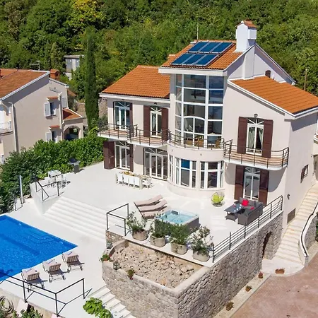Nice In Matulji With 5 Bedrooms, Wifi And Outdoor Swimming Pool Casa vacanze *