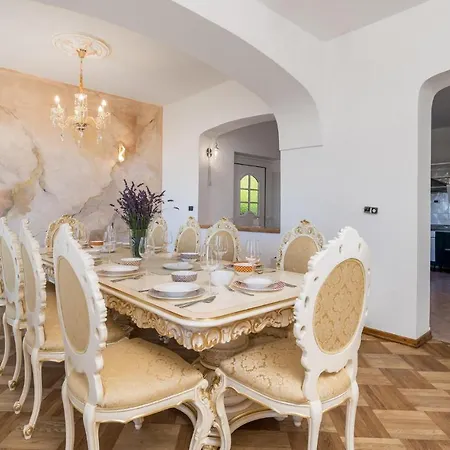 Nice In Matulji With 5 Bedrooms, Wifi And Outdoor Swimming Pool