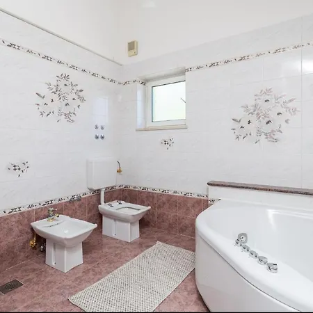 Nice In Matulji With 5 Bedrooms, Wifi And Outdoor Swimming Pool Casa vacanze Abbazia