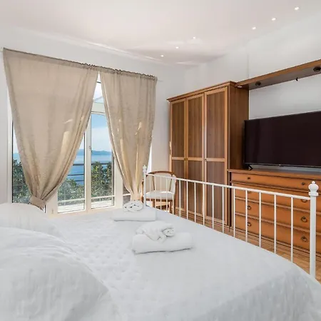Casa vacanze Nice In Matulji With 5 Bedrooms, Wifi And Outdoor Swimming Pool *