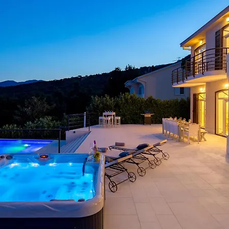 Nice In Matulji With 5 Bedrooms, Wifi And Outdoor Swimming Pool *