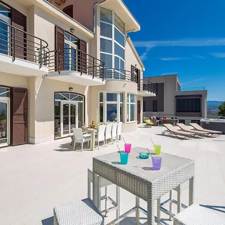 Nice In Matulji With 5 Bedrooms, Wifi And Outdoor Swimming Pool