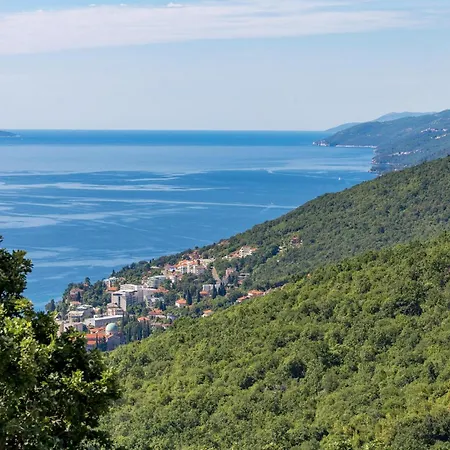 Casa vacanze Nice In Matulji With 5 Bedrooms, Wifi And Outdoor Swimming Pool