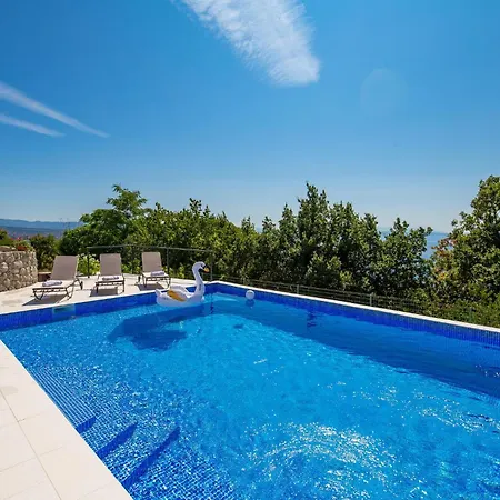 Nice In Matulji With 5 Bedrooms, Wifi And Outdoor Swimming Pool *