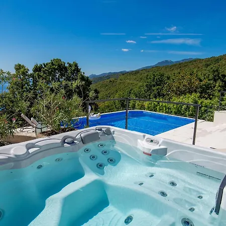 Nice In Matulji With 5 Bedrooms, Wifi And Outdoor Swimming Pool Casa vacanze *
