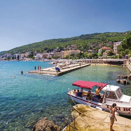 Casa vacanze Nice In Matulji With 5 Bedrooms, Wifi And Outdoor Swimming Pool Abbazia